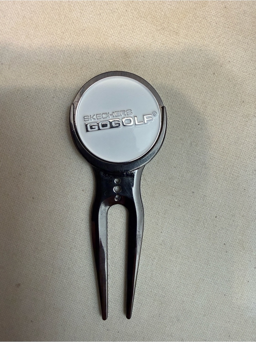 Skechers GOGOLF Black and White Golf Divot Repair Tool